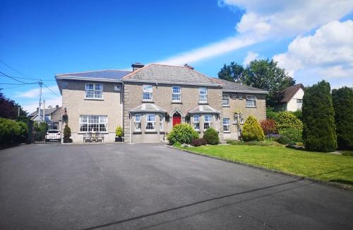 Athlone House | Highly Rated Shannonside House with Breakfast Included
