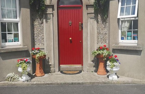 Athlone House | Highly Rated Shannonside House with Breakfast Included
