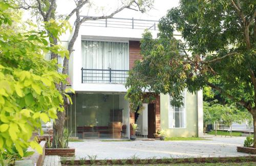 Mihintale Hotel | Discover Shanthi Villa Resort: Pet-Friendly with Pool & Breakfast