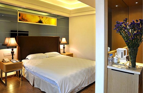 Longhu Qu Apartment | Discover Shantou Regency Apartment: Pool and Hot Tub Enjoyment