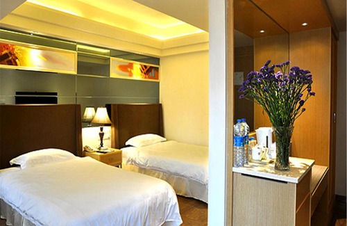Longhu Qu Apartment | Discover Shantou Regency Apartment: Pool and Hot Tub Enjoyment
