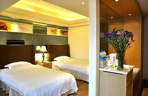 Longhu Qu Apartment | Discover Shantou Regency Apartment: Pool and Hot Tub Enjoyment