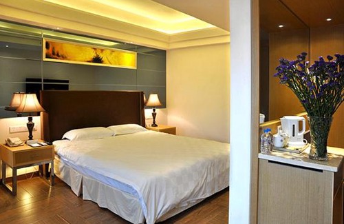 Longhu Qu Apartment | Discover Shantou Regency Apartment: Pool and Hot Tub Enjoyment