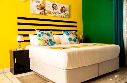 Kgatleng House | Top-Rated Shape Inn Guest House with Pool & Breakfast