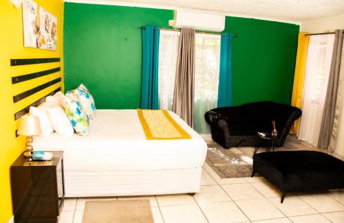 Kgatleng House | Top-Rated Shape Inn Guest House with Pool & Breakfast