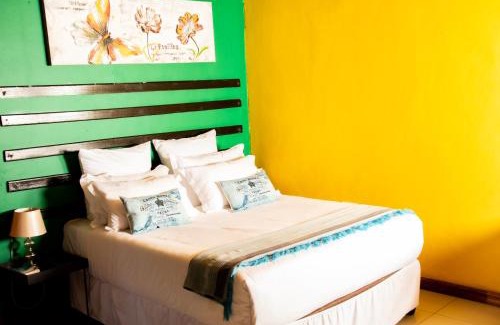 Kgatleng House | Top-Rated Shape Inn Guest House with Pool & Breakfast
