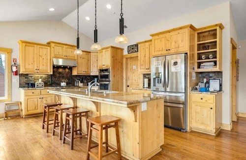 South Lake Tahoe House | Spacious Shaquinaw! 5 Bedroom Home with Pool & Spa