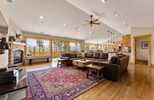 South Lake Tahoe House | Chef's Kitchen & Hot Tub Retreat with Pool Table