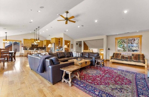 South Lake Tahoe House | Chef's Kitchen & Hot Tub Retreat with Pool Table