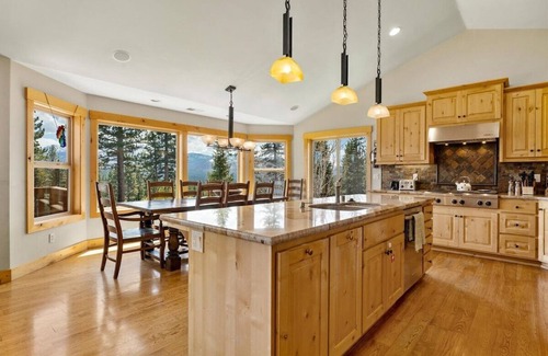 South Lake Tahoe House | Chef's Kitchen & Hot Tub Retreat with Pool Table