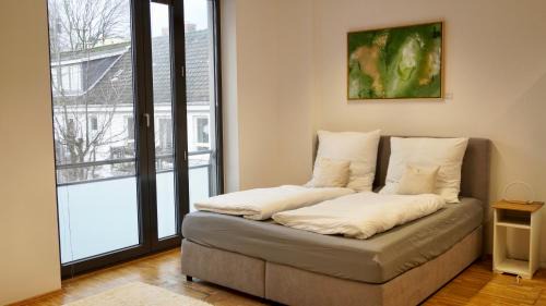Rotherbaum Apartment | Relax at Apartment Grindelallee Hamburg with Pool Access