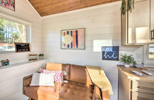 Lone Star House | Tranquil Daingerfield Tiny Home with Lake View & Dock Access
