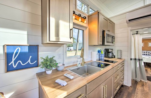Lone Star House | Perfect Getaway: Daingerfield Tiny Home with Lake View