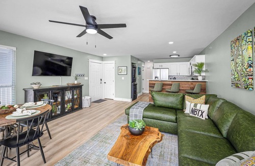 New Braunfels Condo | Top-Rated Condo with Pool & Hot Tubs Near Downtown!