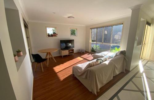 Upper Coomera House | Budget-Friendly Shared House Near Shopping & Theme Parks
