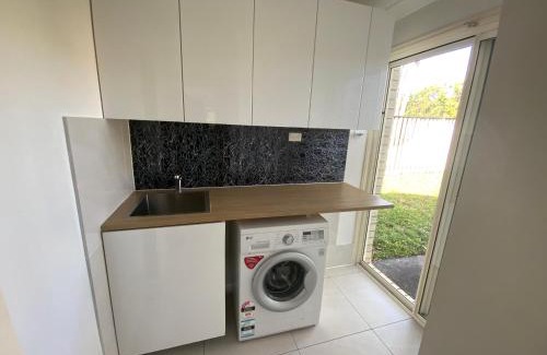 Upper Coomera House | Budget-Friendly Shared House Near Shopping & Theme Parks