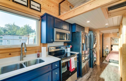 Whitney Cabin | Whitney Retreat: Relax by the Pool & Soak in Hot Tub