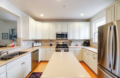 Ocean View Apartment | Ocean View Townhome with Pool Access and Pet-Friendly Amenities