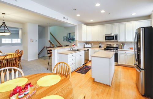 Ocean View Apartment | Ocean View Townhome with Pool Access and Pet-Friendly Amenities