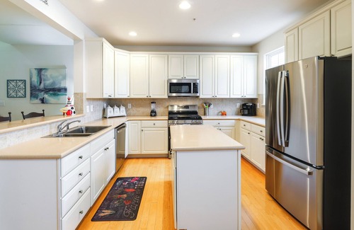 Ocean View Apartment | Ocean View Townhome with Pool Access and Pet-Friendly Amenities