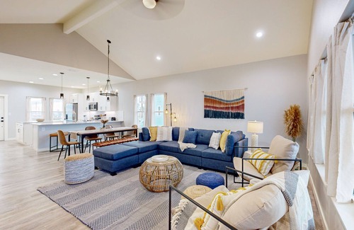Bella Vista House | Relax at LCB11 Sunset Skies: Oceanfront Pool & Spa Retreat