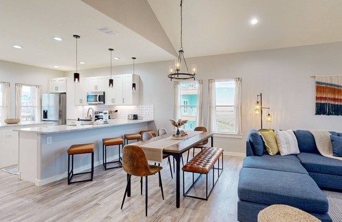 Bella Vista House | Relax at LCB11 Sunset Skies: Oceanfront Pool & Spa Retreat
