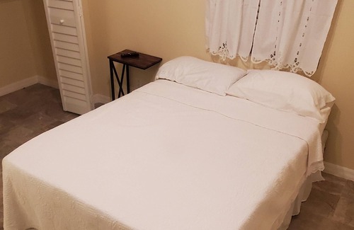 County Line Coalition Apartment | Cozy Bedroom with Bathroom Near Tampa Premium Outlets