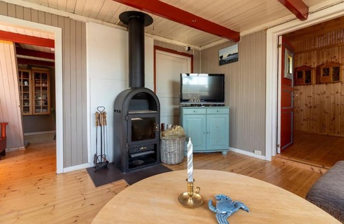 Sund i Lofoten House | Cozy Cabin in Sund: Pet and Child Friendly Retreat