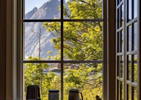 Sund i Lofoten House | Cozy Cabin in Sund: Pet and Child Friendly Retreat