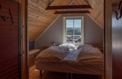 Sund i Lofoten House | Cozy Cabin in Sund: Pet and Child Friendly Retreat