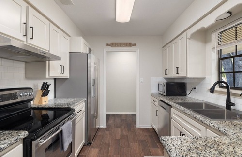 Palmhurst House | Sharyland Home with Jacuzzi & Playset, Sleeps 11!