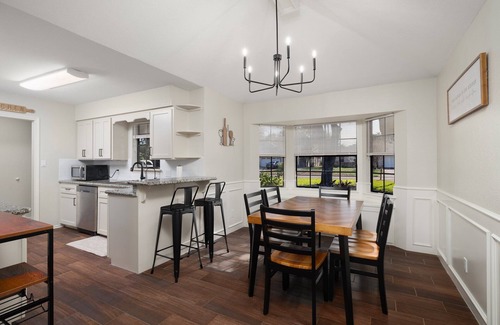 Palmhurst House | Sharyland Home with Jacuzzi & Playset, Sleeps 11!