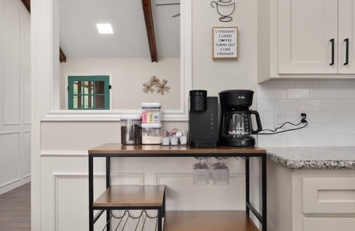 Palmhurst House | Sharyland Home with Jacuzzi & Playset, Sleeps 11!