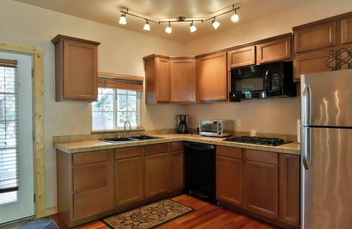 Mount Shasta Ski Chalet | Shasta Cottage, A romantic get-away in Mt. Shasta.