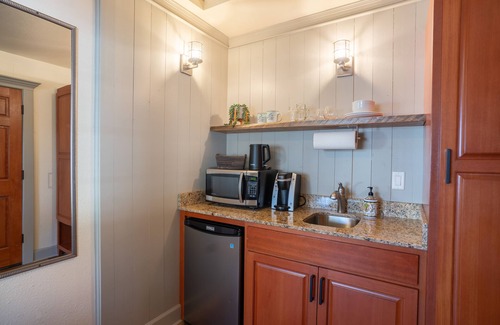 McCloud Cabin | Cozy Cedar Cabin with Fireplace & Scenic Mt Shasta Views