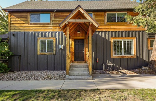 McCloud Cabin | Scenic Cedar Cabin with Mt Shasta View & Spa Amenities
