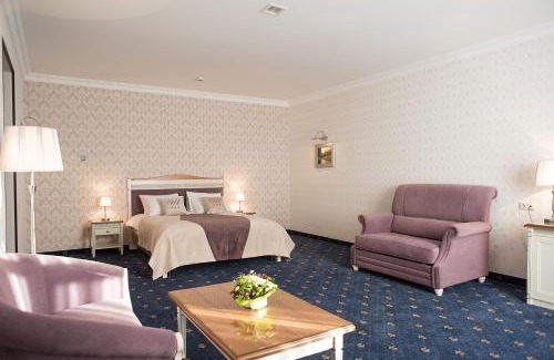 Chervonohrad Hotel | Discover Shato Hotel: Exceptional Amenities & 9/10 Rating