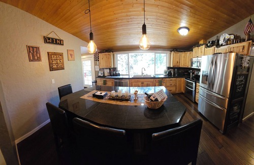 Boise Cabin | Unforgettable Shattuck Mountain Retreat with Spa & Ocean Views