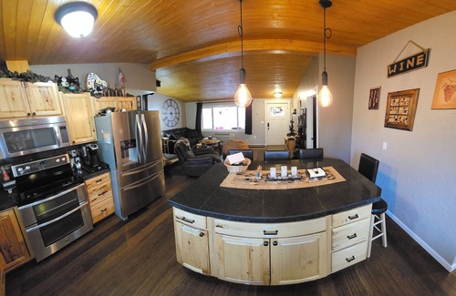 Boise Cabin | Unforgettable Shattuck Mountain Retreat with Spa & Ocean Views