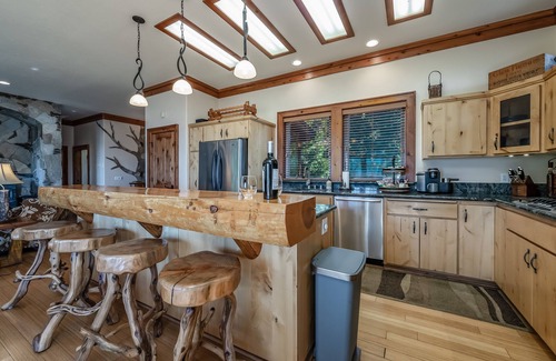 Shaver Lake Cabin | Indulge at Shaver Dream View & SPA with Pet-Friendly Perks