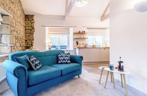 Alnwick Cottage | Explore Northumberland: Pet-Friendly Hotel with Breakfast