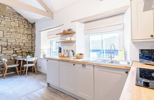 Alnwick Cottage | Explore Northumberland: Pet-Friendly Hotel with Breakfast