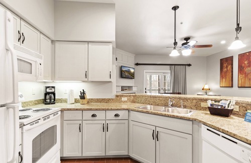 Shawnee On Delaware Hotel | Relax at Shawnee Village Resort with Pool and Spa Amenities