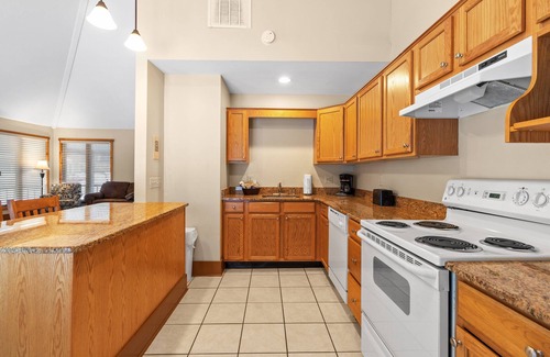 Shawnee On Delaware Hotel | Relax at Shawnee Village Resort with Pool and Spa Amenities