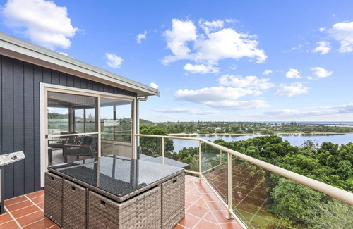 East Ballina House | Unforgettable Shaws View with Breathtaking Bay Scenery
