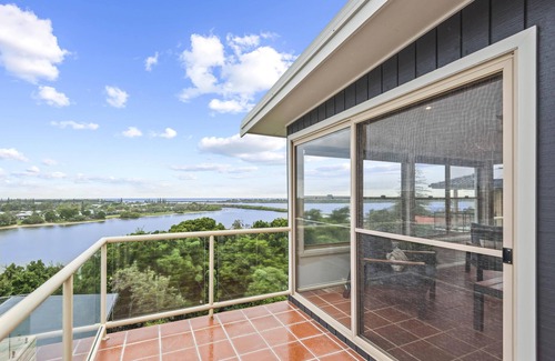 East Ballina House | Unforgettable Shaws View with Breathtaking Bay Scenery