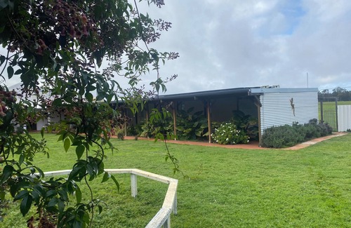 Wilga Apartment | Shearer's Shacks with shared bathroom, free wifi