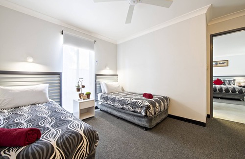 Dubbo Hotel | Inviting Comfort Inn Shearing Shed - 4-Star Family Retreat