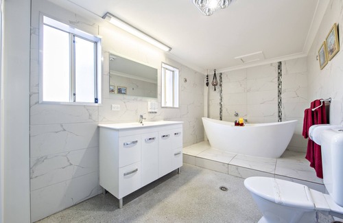 Dubbo Hotel | Inviting Comfort Inn Shearing Shed - 4-Star Family Retreat