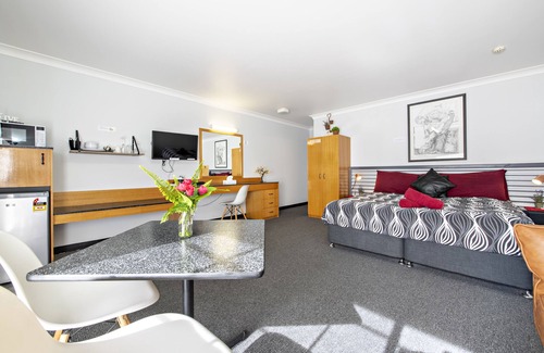 Dubbo Hotel | Inviting Comfort Inn Shearing Shed - 4-Star Family Retreat